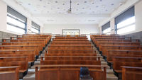 Hörsaal mit Holzbänken an der Pharmazie der Universität von Padua