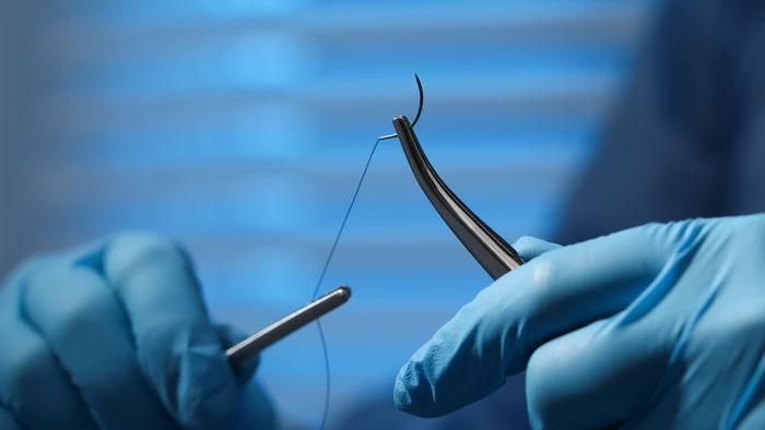 Chirurgisches Equipment in der Hand eines Arztes